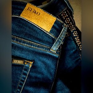 Reiko Women's Dark Wash Straight Jeans Size‎ 26 Embroidered Side Seams Stretch